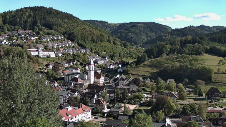 Dieses Bild zeigt eine Webcam-Aufnahme von Ottenhöfen, aufgenommen am Samstag, den 12.09.2026 um 17:00 Uhr