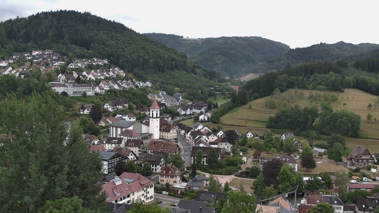 Dieses Bild zeigt eine Webcam-Aufnahme von Ottenhöfen, aufgenommen am Montag, den 27.07.2026 um 07:30 Uhr
