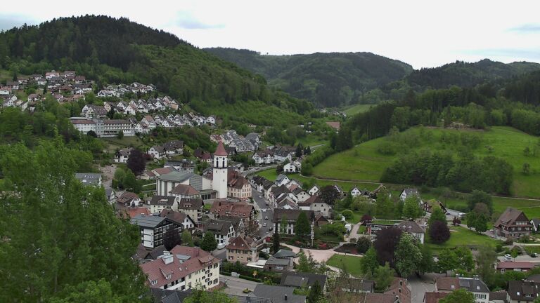 Dieses Bild zeigt eine Webcam-Aufnahme von Ottenhöfen, aufgenommen am Sonntag, den 03.05.2026 um 17:30 Uhr