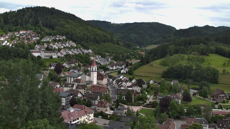 Dieses Bild zeigt eine Webcam-Aufnahme von Ottenhöfen, aufgenommen am Samstag, den 06.06.2026 um 18:00 Uhr
