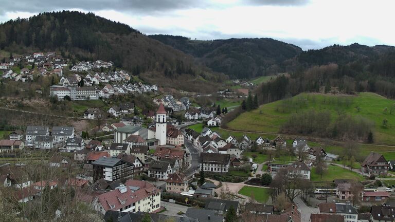 Dieses Bild zeigt eine Webcam-Aufnahme von Ottenhöfen, aufgenommen am Samstag, den 04.04.2026 um 17:20 Uhr