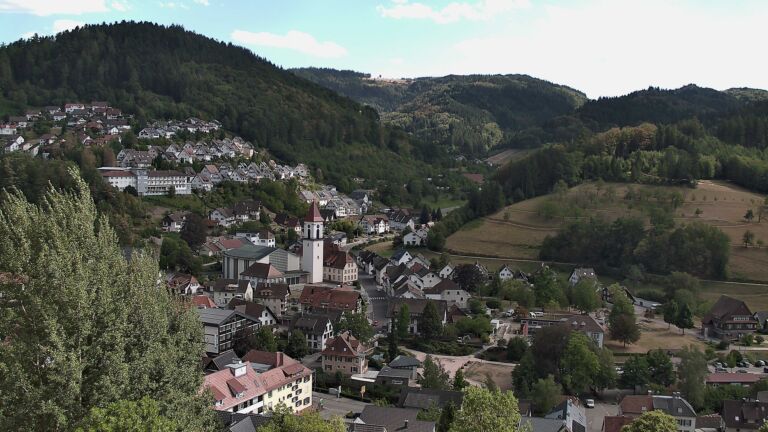 Dieses Bild zeigt eine Webcam-Aufnahme von Ottenhöfen, aufgenommen am Mittwoch, den 19.08.2026 um 16:00 Uhr