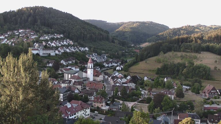 Dieses Bild zeigt eine Webcam-Aufnahme von Ottenhöfen, aufgenommen am Freitag, den 07.08.2026 um 07:10 Uhr
