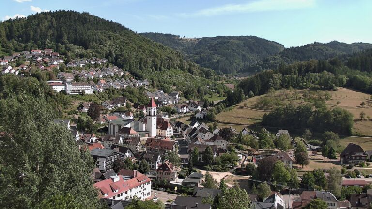 Dieses Bild zeigt eine Webcam-Aufnahme von Ottenhöfen, aufgenommen am Freitag, den 07.08.2026 um 16:50 Uhr