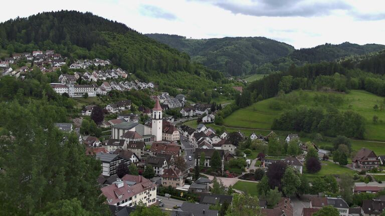 Dieses Bild zeigt eine Webcam-Aufnahme von Ottenhöfen, aufgenommen am Dienstag, den 12.05.2026 um 17:30 Uhr
