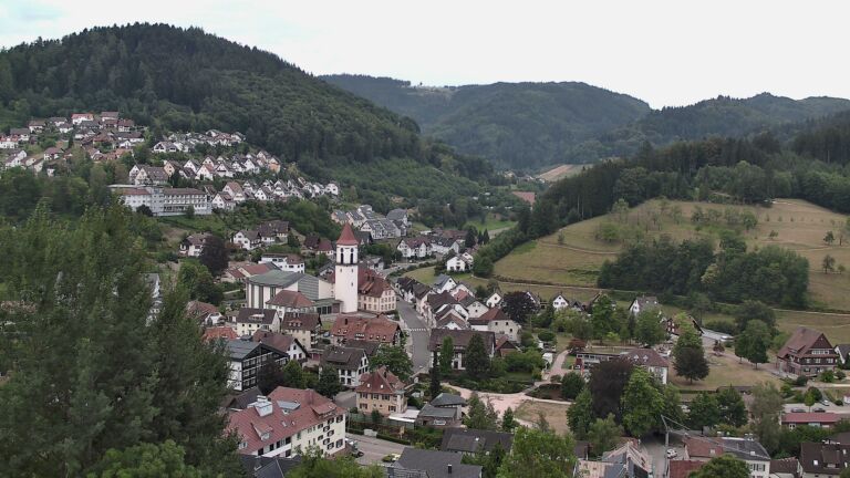 Dieses Bild zeigt eine Webcam-Aufnahme von Ottenhöfen, aufgenommen am Montag, den 03.08.2026 um 07:10 Uhr