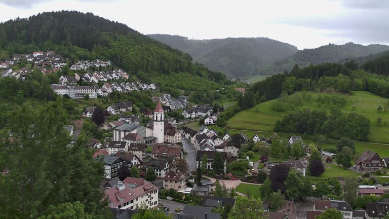 Dieses Bild zeigt eine Webcam-Aufnahme von Ottenhöfen, aufgenommen am Montag, den 18.05.2026 um 14:20 Uhr