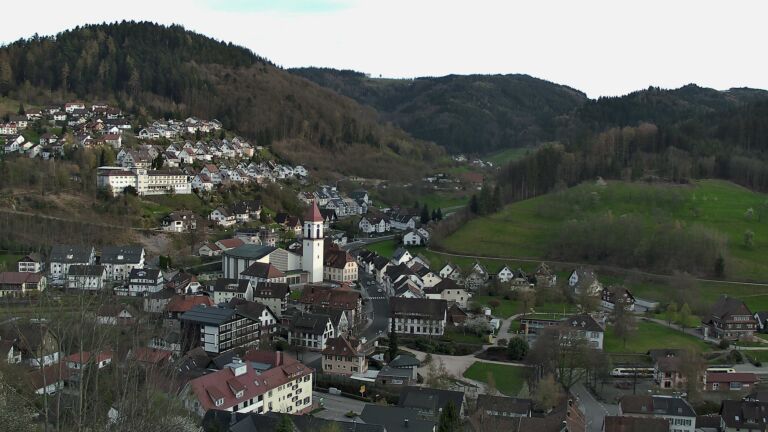 Dieses Bild zeigt eine Webcam-Aufnahme von Ottenhöfen, aufgenommen am Montag, den 06.04.2026 um 19:20 Uhr