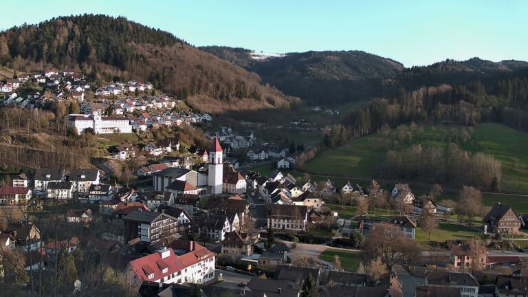 Dieses Bild zeigt eine Webcam-Aufnahme von Ottenhöfen, aufgenommen am Donnerstag, den 02.04.2026 um 19:10 Uhr