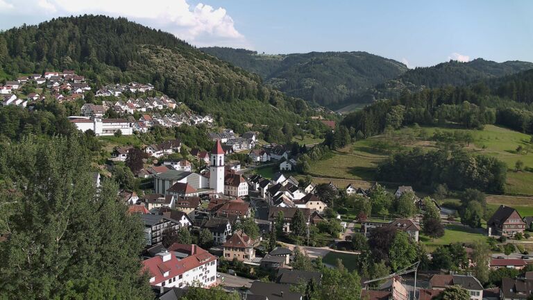 Dieses Bild zeigt eine Webcam-Aufnahme von Ottenhöfen, aufgenommen am Samstag, den 27.06.2026 um 19:00 Uhr