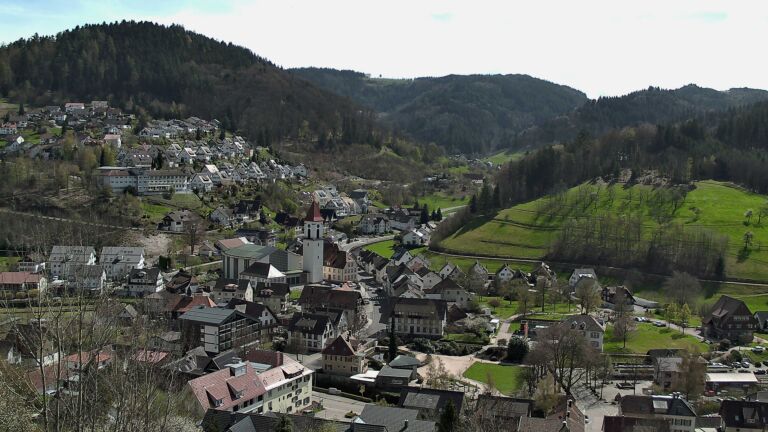 Dieses Bild zeigt eine Webcam-Aufnahme von Ottenhöfen, aufgenommen am Montag, den 06.04.2026 um 14:30 Uhr