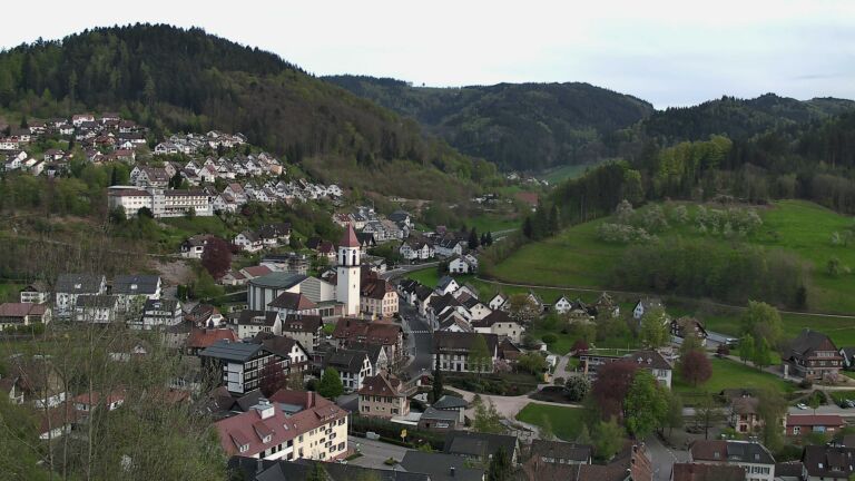 Dieses Bild zeigt eine Webcam-Aufnahme von Ottenhöfen, aufgenommen am Samstag, den 18.04.2026 um 19:10 Uhr