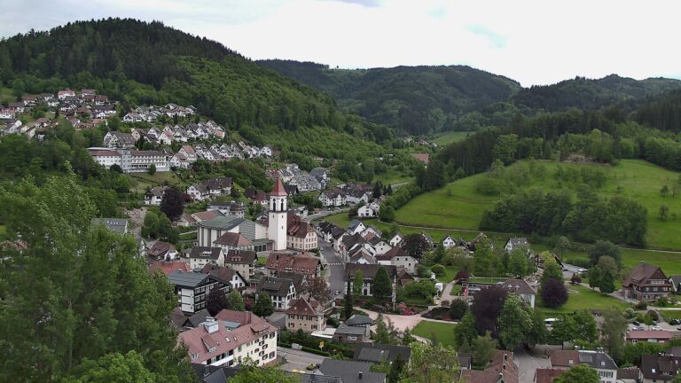 Dieses Bild zeigt eine Webcam-Aufnahme von Ottenhöfen, aufgenommen am Mittwoch, den 13.05.2026 um 13:40 Uhr
