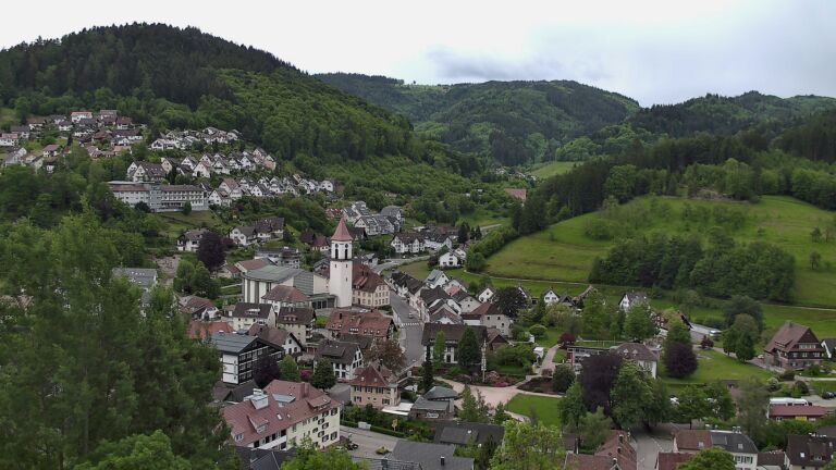 Dieses Bild zeigt eine Webcam-Aufnahme von Ottenhöfen, aufgenommen am Montag, den 18.05.2026 um 13:20 Uhr