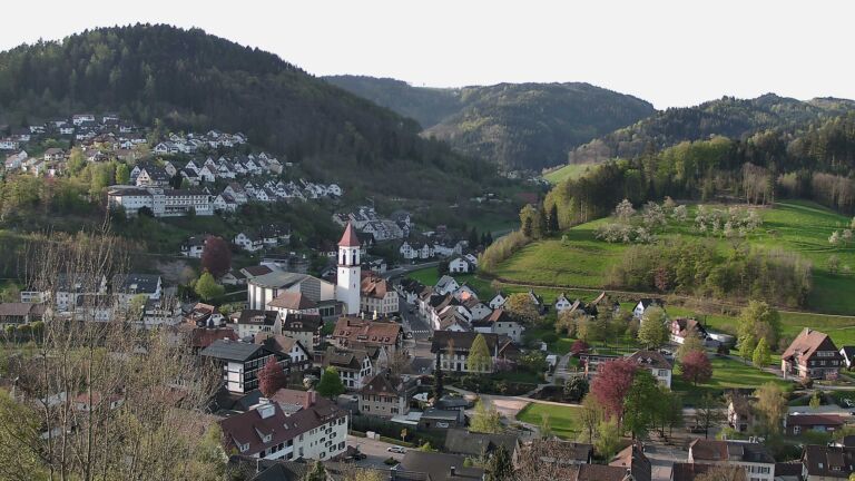 Dieses Bild zeigt eine Webcam-Aufnahme von Ottenhöfen, aufgenommen am Samstag, den 18.04.2026 um 08:10 Uhr