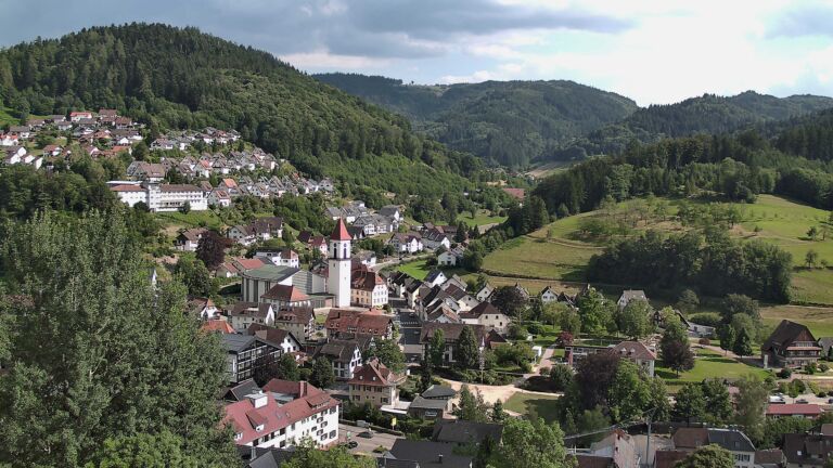 Dieses Bild zeigt eine Webcam-Aufnahme von Ottenhöfen, aufgenommen am Mittwoch, den 01.07.2026 um 17:10 Uhr