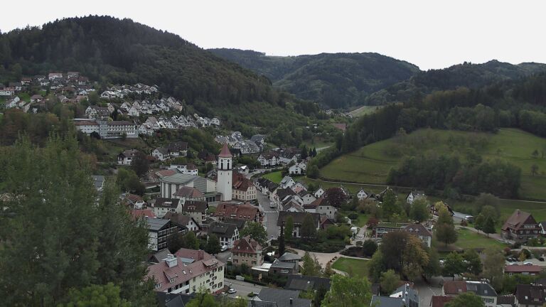 Dieses Bild zeigt eine Webcam-Aufnahme von Ottenhöfen, aufgenommen am Dienstag, den 13.10.2026 um 12:00 Uhr