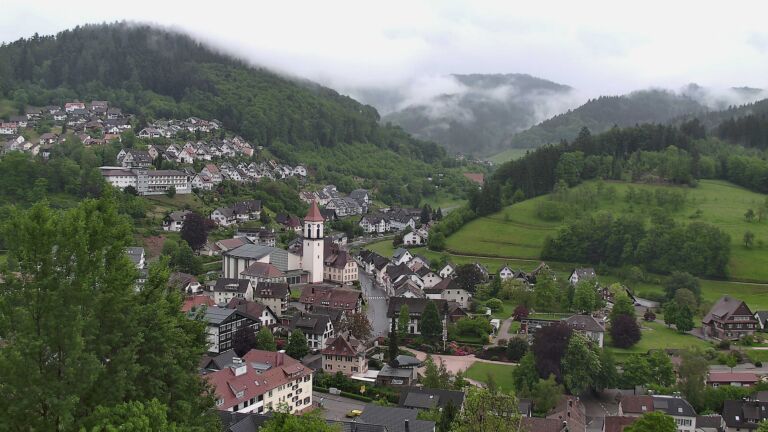 Dieses Bild zeigt eine Webcam-Aufnahme von Ottenhöfen, aufgenommen am Sonntag, den 10.05.2026 um 19:10 Uhr