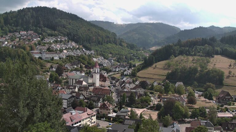 Dieses Bild zeigt eine Webcam-Aufnahme von Ottenhöfen, aufgenommen am Montag, den 17.08.2026 um 15:00 Uhr