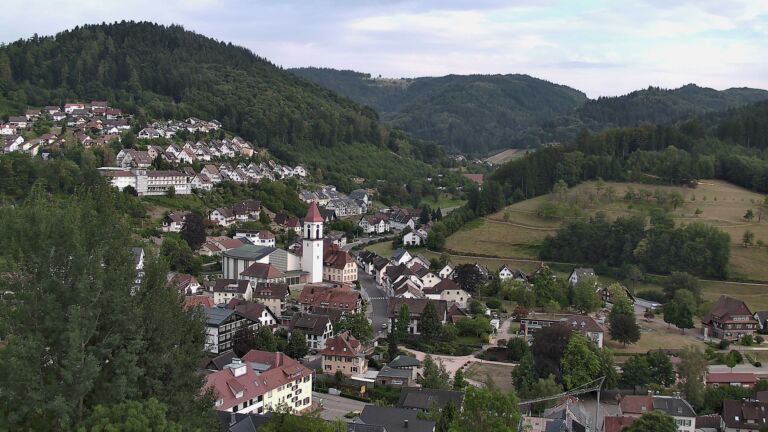 Dieses Bild zeigt eine Webcam-Aufnahme von Ottenhöfen, aufgenommen am Montag, den 03.08.2026 um 19:30 Uhr