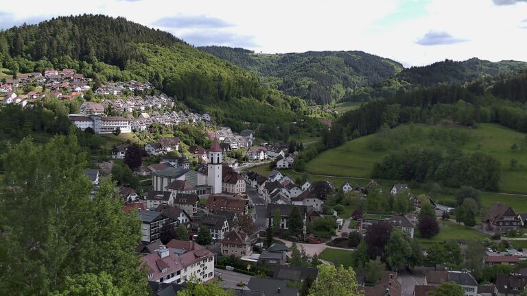 Dieses Bild zeigt eine Webcam-Aufnahme von Ottenhöfen, aufgenommen am Sonntag, den 17.05.2026 um 16:10 Uhr
