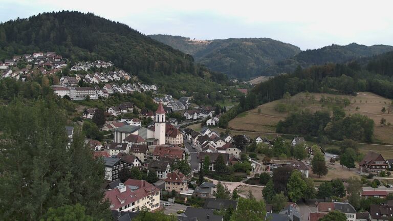 Dieses Bild zeigt eine Webcam-Aufnahme von Ottenhöfen, aufgenommen am Sonntag, den 16.08.2026 um 18:50 Uhr