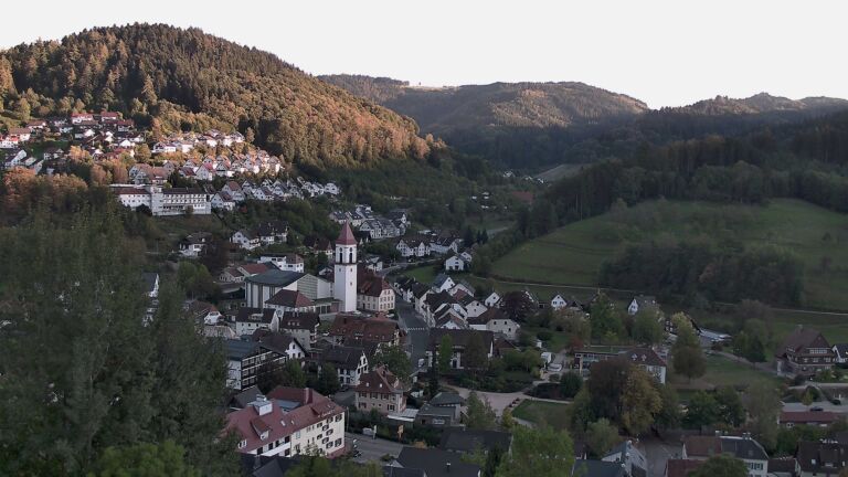 Dieses Bild zeigt eine Webcam-Aufnahme von Ottenhöfen, aufgenommen am Montag, den 05.10.2026 um 18:10 Uhr