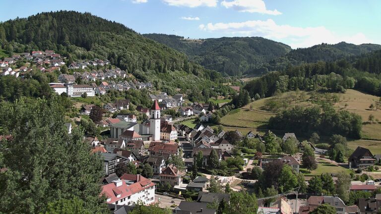 Dieses Bild zeigt eine Webcam-Aufnahme von Ottenhöfen, aufgenommen am Samstag, den 11.07.2026 um 17:00 Uhr