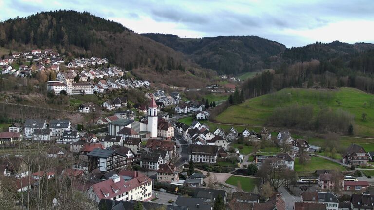 Dieses Bild zeigt eine Webcam-Aufnahme von Ottenhöfen, aufgenommen am Samstag, den 04.04.2026 um 19:30 Uhr