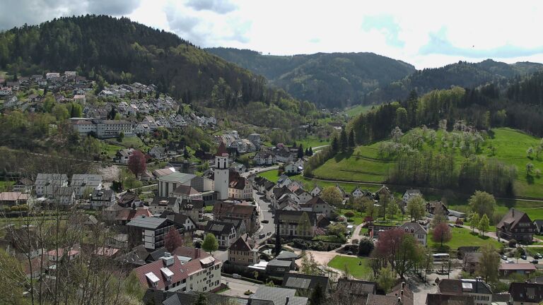 Dieses Bild zeigt eine Webcam-Aufnahme von Ottenhöfen, aufgenommen am Donnerstag, den 16.04.2026 um 13:30 Uhr