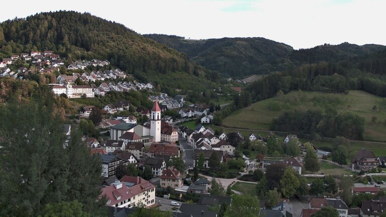 Dieses Bild zeigt eine Webcam-Aufnahme von Ottenhöfen, aufgenommen am Samstag, den 12.09.2026 um 19:10 Uhr