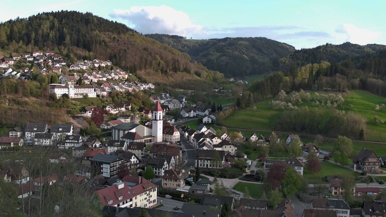 Dieses Bild zeigt eine Webcam-Aufnahme von Ottenhöfen, aufgenommen am Freitag, den 17.04.2026 um 19:30 Uhr