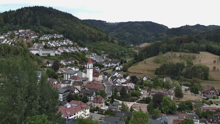 Dieses Bild zeigt eine Webcam-Aufnahme von Ottenhöfen, aufgenommen am Dienstag, den 18.08.2026 um 18:00 Uhr