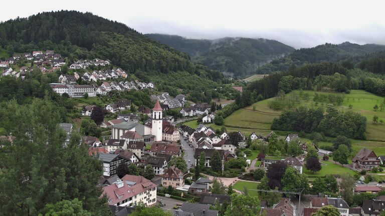 Dieses Bild zeigt eine Webcam-Aufnahme von Ottenhöfen, aufgenommen am Freitag, den 12.06.2026 um 17:50 Uhr
