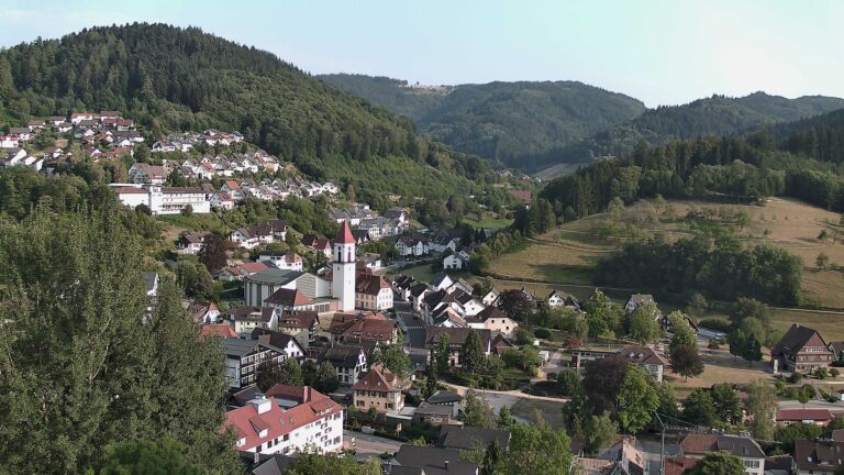 Dieses Bild zeigt eine Webcam-Aufnahme von Ottenhöfen, aufgenommen am Donnerstag, den 30.07.2026 um 19:00 Uhr