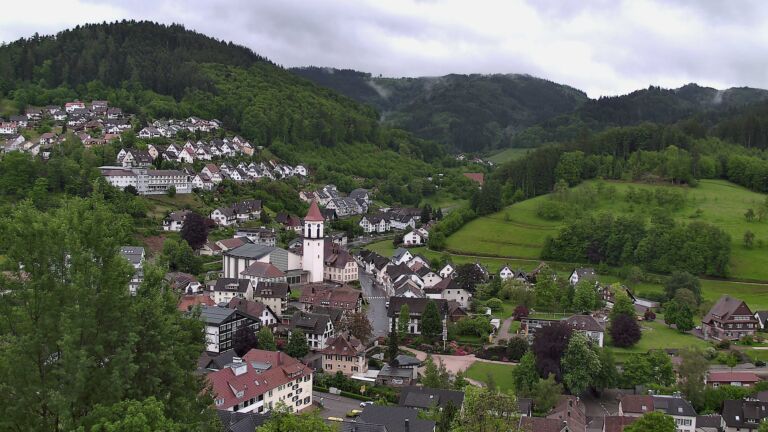 Dieses Bild zeigt eine Webcam-Aufnahme von Ottenhöfen, aufgenommen am Montag, den 11.05.2026 um 13:20 Uhr