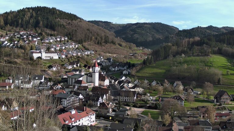 Dieses Bild zeigt eine Webcam-Aufnahme von Ottenhöfen, aufgenommen am Montag, den 06.04.2026 um 18:20 Uhr