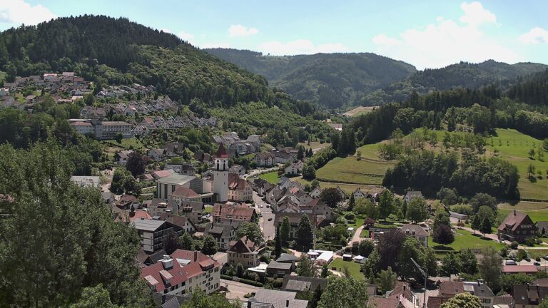 Dieses Bild zeigt eine Webcam-Aufnahme von Ottenhöfen, aufgenommen am Donnerstag, den 18.06.2026 um 13:10 Uhr