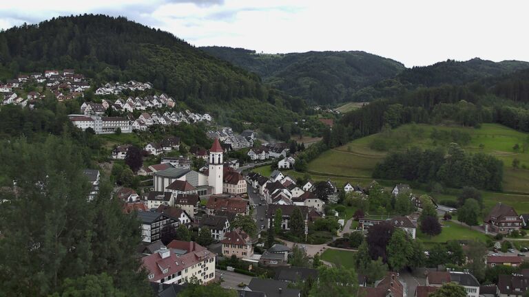 Dieses Bild zeigt eine Webcam-Aufnahme von Ottenhöfen, aufgenommen am Donnerstag, den 11.06.2026 um 17:50 Uhr