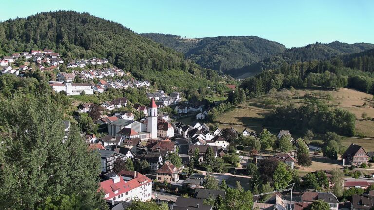 Dieses Bild zeigt eine Webcam-Aufnahme von Ottenhöfen, aufgenommen am Dienstag, den 28.07.2026 um 19:00 Uhr