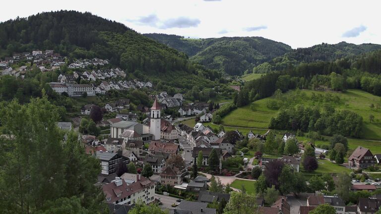 Dieses Bild zeigt eine Webcam-Aufnahme von Ottenhöfen, aufgenommen am Sonntag, den 17.05.2026 um 10:20 Uhr