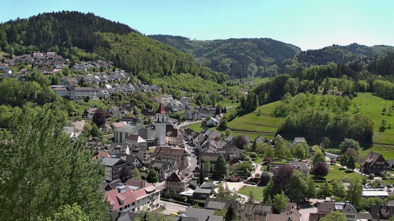 Dieses Bild zeigt eine Webcam-Aufnahme von Ottenhöfen, aufgenommen am Freitag, den 01.05.2026 um 14:20 Uhr