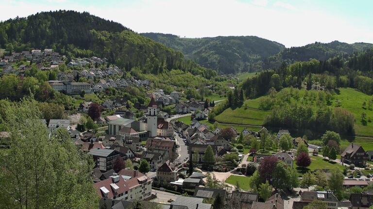 Dieses Bild zeigt eine Webcam-Aufnahme von Ottenhöfen, aufgenommen am Sonntag, den 26.04.2026 um 13:20 Uhr