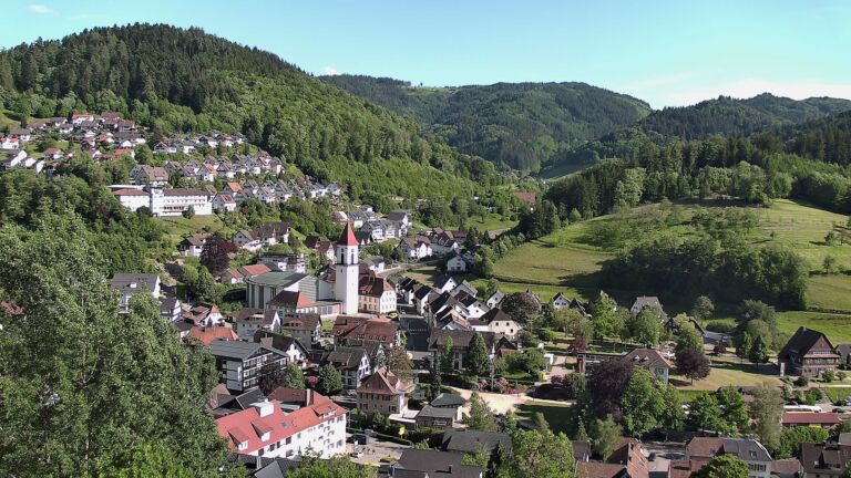 Dieses Bild zeigt eine Webcam-Aufnahme von Ottenhöfen, aufgenommen am Freitag, den 22.05.2026 um 17:50 Uhr