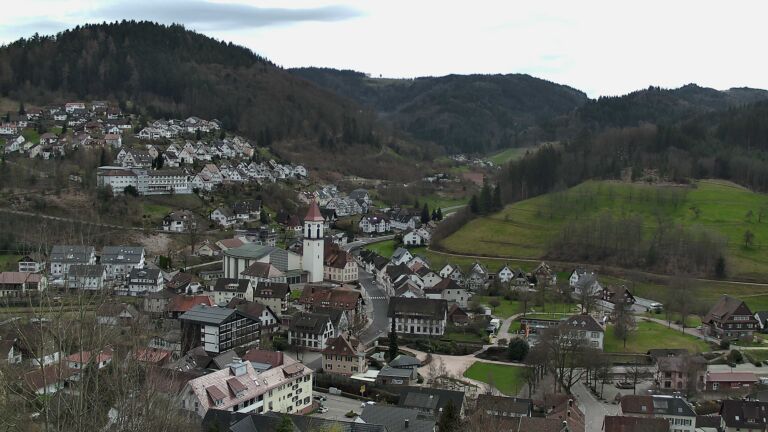 Dieses Bild zeigt eine Webcam-Aufnahme von Ottenhöfen, aufgenommen am Freitag, den 13.03.2026 um 13:50 Uhr