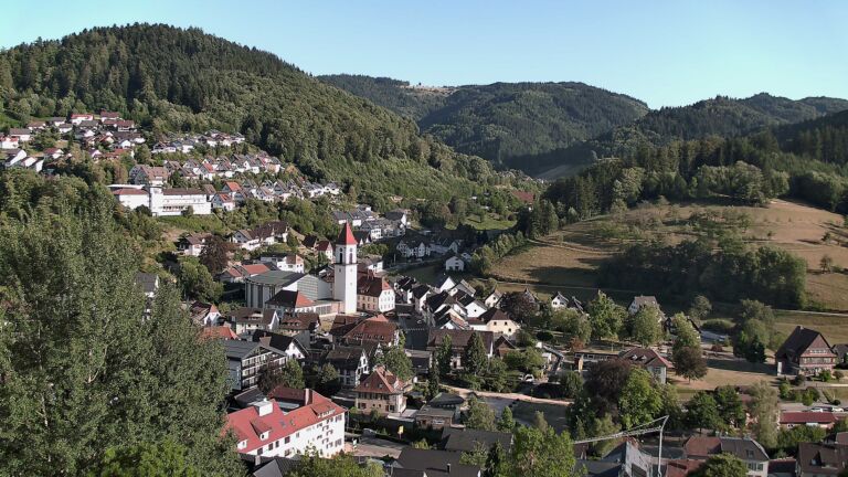 Dieses Bild zeigt eine Webcam-Aufnahme von Ottenhöfen, aufgenommen am Samstag, den 08.08.2026 um 18:50 Uhr