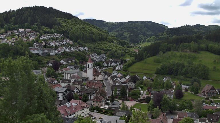 Dieses Bild zeigt eine Webcam-Aufnahme von Ottenhöfen, aufgenommen am Sonntag, den 17.05.2026 um 12:00 Uhr