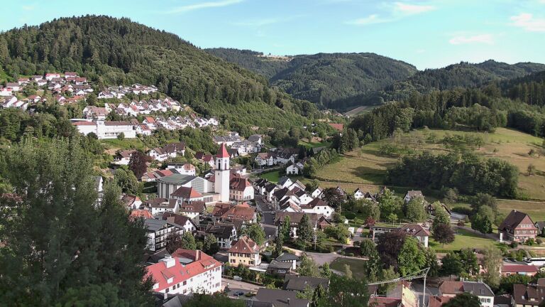 Dieses Bild zeigt eine Webcam-Aufnahme von Ottenhöfen, aufgenommen am Montag, den 06.07.2026 um 19:30 Uhr