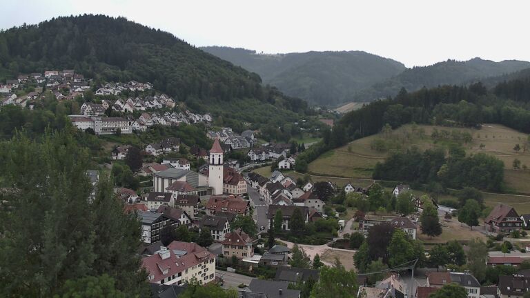 Dieses Bild zeigt eine Webcam-Aufnahme von Ottenhöfen, aufgenommen am Donnerstag, den 30.07.2026 um 18:00 Uhr