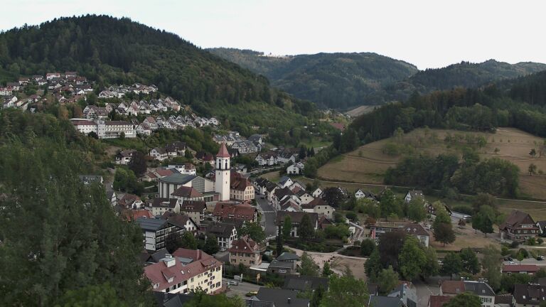 Dieses Bild zeigt eine Webcam-Aufnahme von Ottenhöfen, aufgenommen am Montag, den 17.08.2026 um 18:30 Uhr